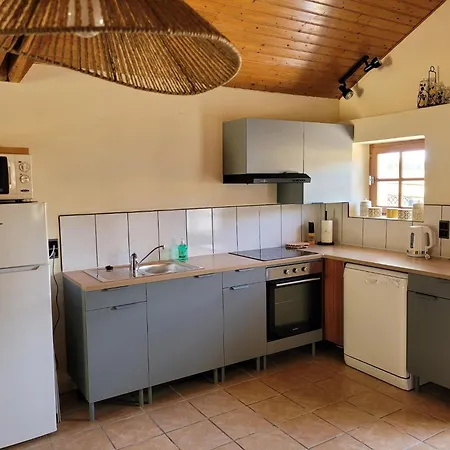 With Garden And Shared Pool Vakantiehuis