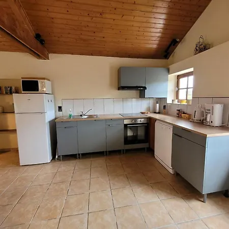 Vakantiehuis With Garden And Shared Pool Saint-Saud-Lacoussière