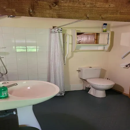 With Garden And Shared Pool Vakantiehuis